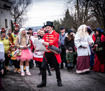 4. Masopustní průvod