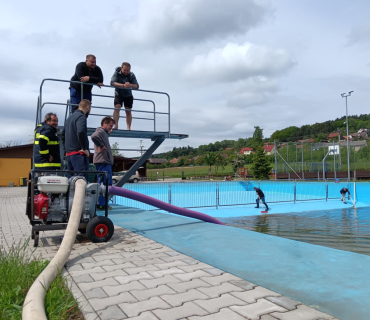 Místní koupaliště  dostalo pořádnou jarní očistu 